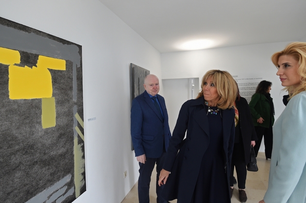 Photo de Brigitte Macron lors de la visite de la villa du couturier Azzedine Alaïa, le 1er février 2018 à Sidi Bou Saïd, près de Tunis