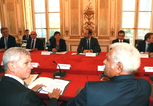 Le Premier ministre Edouard Philippe (c,d) et la ministre des Outre-mer Annick Girardin (c,g) rencontrent des élus calédoniens, à Matignon le 2 novembre 2017