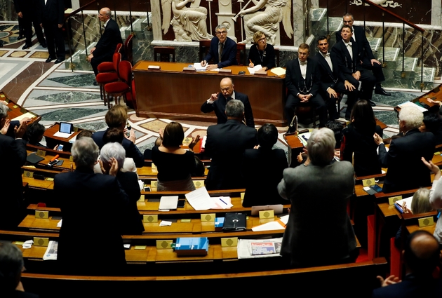 Les députés socialistes applaudissent Bernard Cazeneuve lors de son discours de politique générale, le 13 décembre 2016, à l'Assemblée nationale