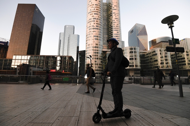 L'encadrement des engins en libre-service, comme les trottinettes électriques fait partie des objectifs de la loi sur les mobilités