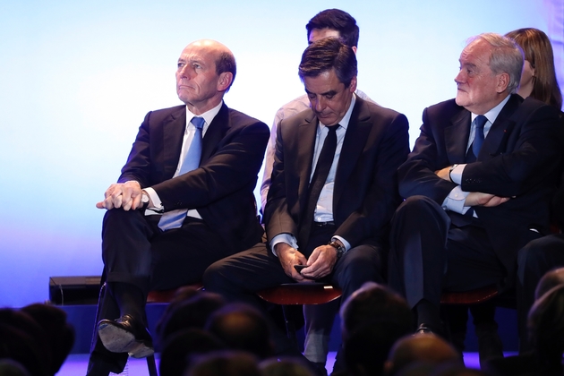 François Fillon consulte son smartphone lors d'un meeting à Maisons-Alfort, près de Paris, le 24 janvier 2017