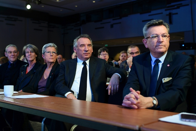 Francois Bayrou (2è d) entouré de Geneviève Darrieussecq (3è d) secrétaire d'Etat auprès de la ministre des Armées et de  Jean-Jacques Aillagon, ancien ministre de la Culture, assiste au congrès du MoDem à Paris, le 16 décembre 2017
