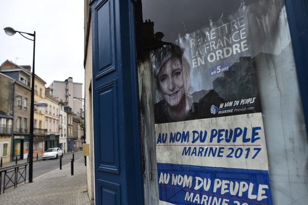 Une affiche électorale de Marine Le Pen le 18 mars 2017 à Alençon