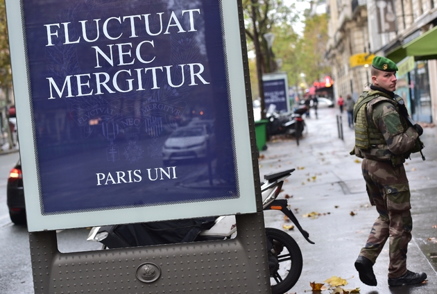 Un militaire de l'Opération Sentinelle patrouille dans les rues de Paris, le 13 novembre 2016