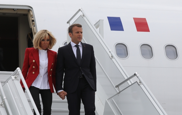 Le président français Emmanuel Macron et son épouse Brigitte ont atterri le 6 juin 2018 à l'aéroport Macdonald-Cartier d'Ottawa où M. Macron doit rencontrer le Premier ministre canadien Justin Trudeau avant le sommet du G7, vendredi et samedi au Québec