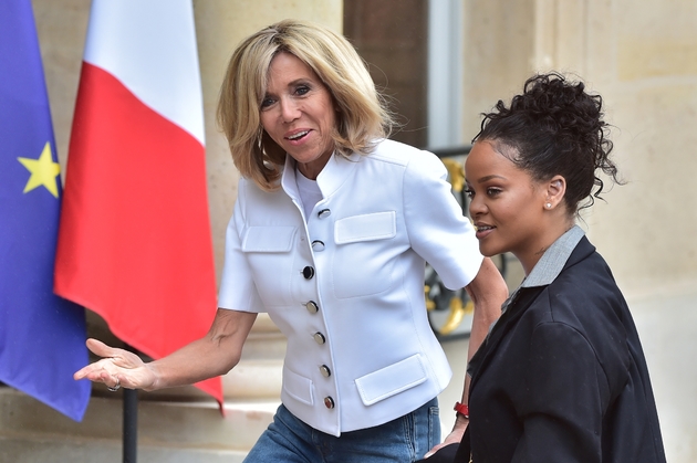 Brigitte Macron (g), reçoit la chanteuse Rihanna à l'Elysée, le 26 juillet 2017