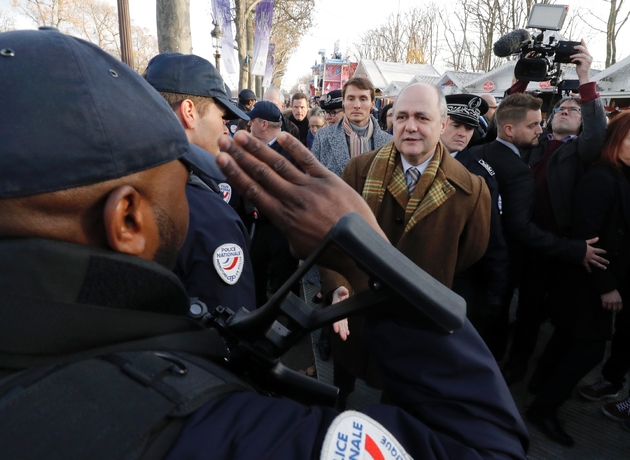 Le nouveau ministre de l'Intérieur, Bruno Le Roux, salue des officiers de police le 11 décembre 2016 à Paris