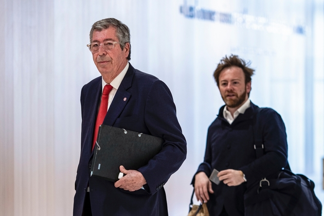 Patrick Balkany (g) et l'un de ses avocats Me Antoine Vey arrivent au tribunal, le 23 mai 2019 à Paris