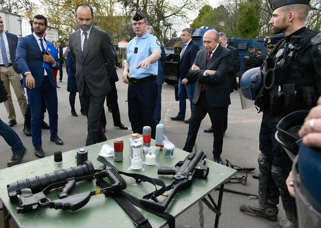 Le Premier ministre Edouard Philippe (gauche) et le ministre de l'Intérieur Gérard Collomb (2e à droite) rendent visite aux gendarmes mobilisés à Notre-Dame-des-Landes le 13 avril 2018