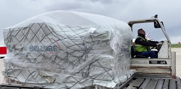 Une cargaison de masques de protection est déchargée d'un avion cargo arrivant de Chine, le 29 mars 2020 à l'aéroport parisien de Roissy-Charles de Gaulle