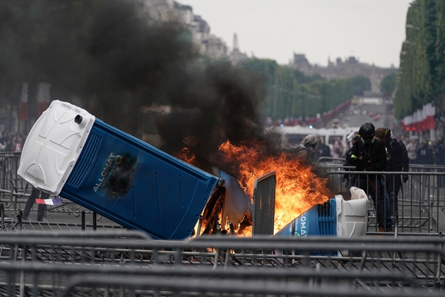 Un feu allumé par des manifestants sur les Champs-Elysées à Paris, le 14 juillet 2019