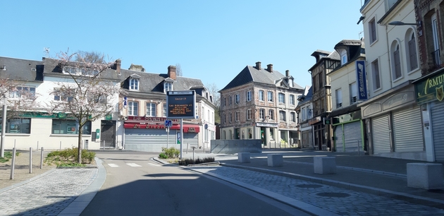 Rues désertes à Brionne (Eure) le 26 mars 2020 