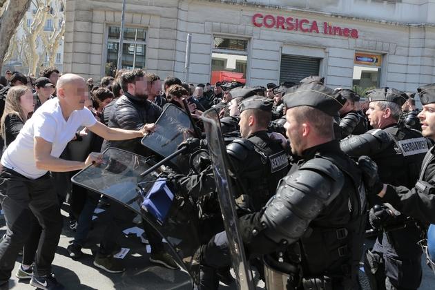 Heurts entre policiers et manifestants anti-FN, le 8 avril 2017 à Ajaccio