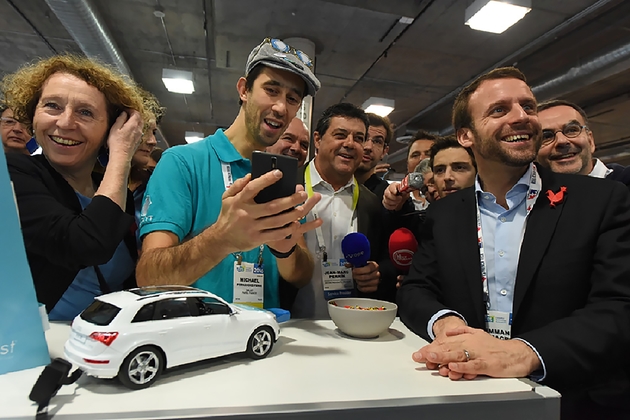 Emmanuel Macron (D) alors ministre de l'Economie et Muriel Penicaud (G) alors directrice générale de Business Franceà Las Vegas le 7 janvier 2016