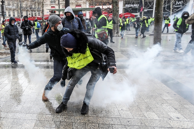 Heurts entre manifestants et forces de l'ordre sur les Champs-Elysées, le 15 décembre 2018