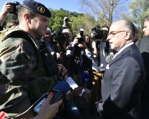 Le ministre de l'Intérieur Bernard Cazeneuve rencontre des membres des forces de l'ordre le 13 août 2016 lors de sa visite à Lourdes