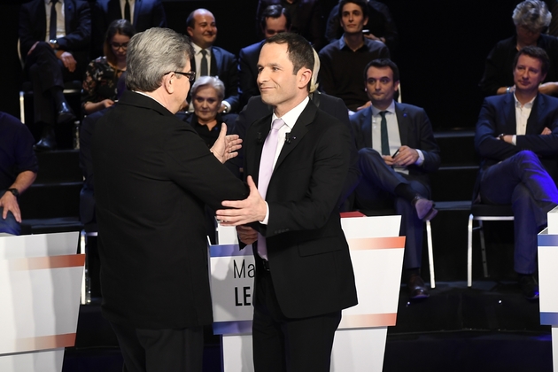 Benoît Hamon (D) et Jean-Luc Mélenchon sur le plateau de BFM TV et CNews, le 4 avril 2017 à La Plaine-Saint-Denis
