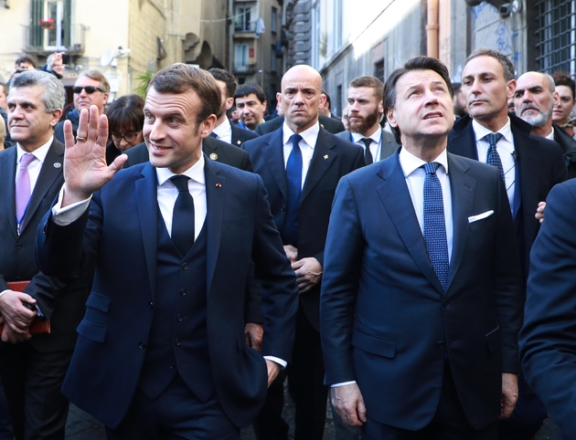 Le président français Emmanuel Macron (G) et le Premier ministre italien Giuseppe Conte (D) le 27 février 2020 dans les rues de Naples
