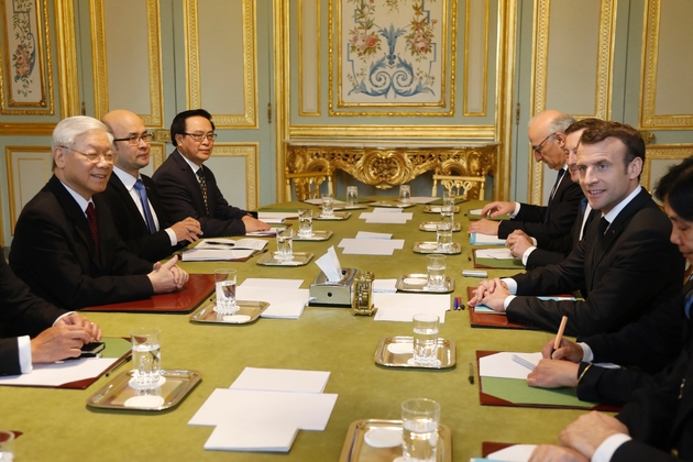 Emmanuel Macron et le numéro un vietnamien, Nguyen Phu Trong, se réunissent à l'Elysée, le 27 mars 2018