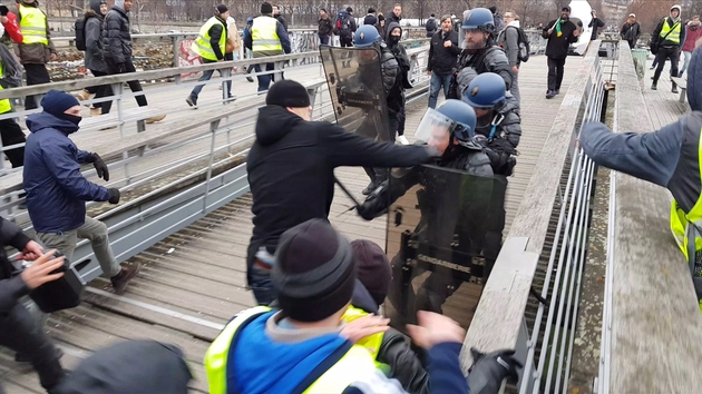 Un ancien boxeur professionnel s'en prend à des gendarmes mobiles sur la passerelle Senghor à Paris, le 5 janvier 2019