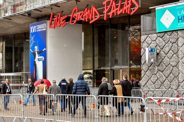 Des personnes arrivent au Grand Palais de Lille pour assister au 16e Congrès du Front national, le 10 mars 2018 à Lille 