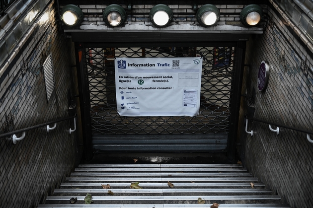 Une station de métro fermée à Paris le 6 décembre 2019 en raison de la grève à la RATP contre la réforme des retraites