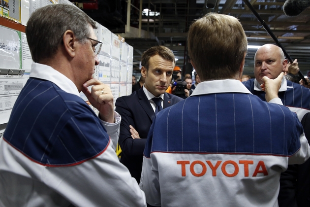 Le président français Emmanuel Macron (c), le 22 janvier 2018 à Onnaing dans le Nord