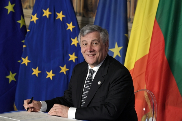 Le président du Parlement européen Antonio Tajani signe le nouveau Traité de Rome avec les 27 pays membres de l'UE, le 25 mars 2017 à Rome