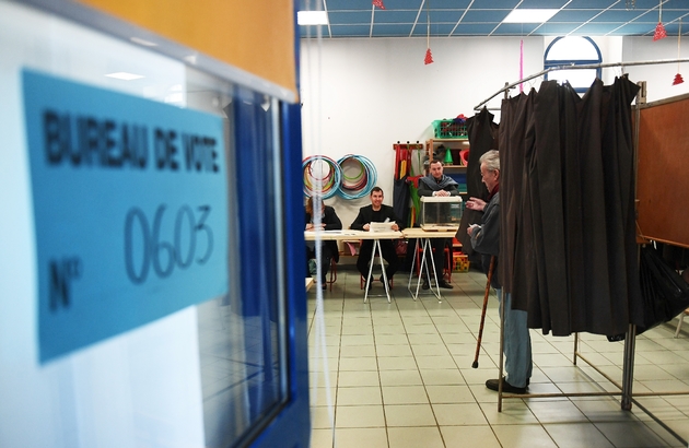 Dans un bureau de vote de Marseille, le 23 avril 2017