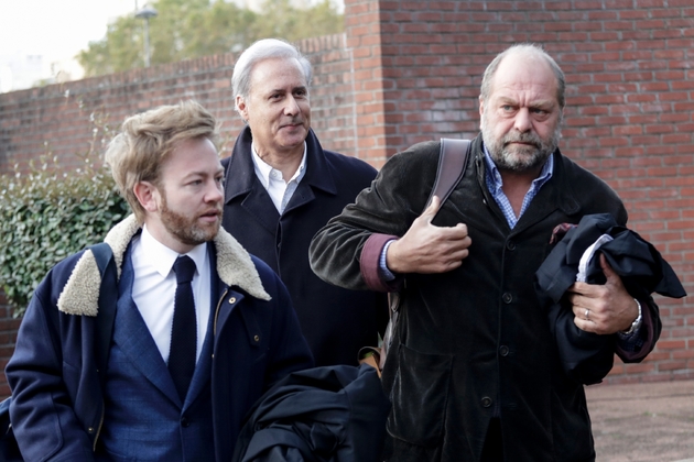 Georges Tron et deux de ses avocats, Antoine Vey (G) et Eric Dupond-Moretti (D)le 23 ocotbre 2018 à leur arrivée au palais de justice de Bobigny.