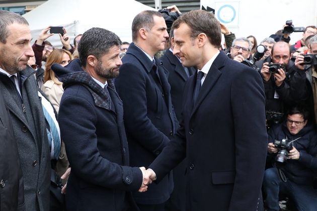 Le député nationaliste Jean-Felix Acquaviva salue le président Emmanuel Macron, lors d'un hommage au préfet Claude Erignac, le 6 février 2018 à Ajaccio