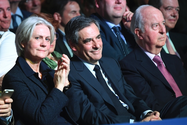 François Fillon entouré de sa femme Penelope et d'Edouard Balladur à Paris, le 9 avril 2017