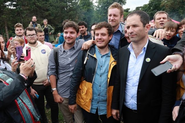Benoît Hamon (D) pose à son arrivée pour le lancement de son  