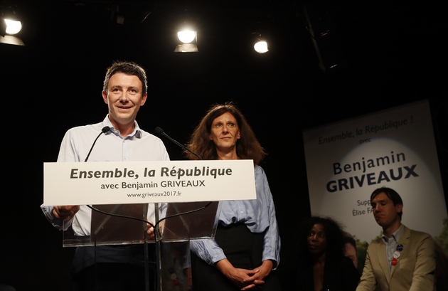 Elise Fajgeles (à droite), lors du lancement de la campagne pour les législatives dans sa circonscription à Paris, en mai 2017 