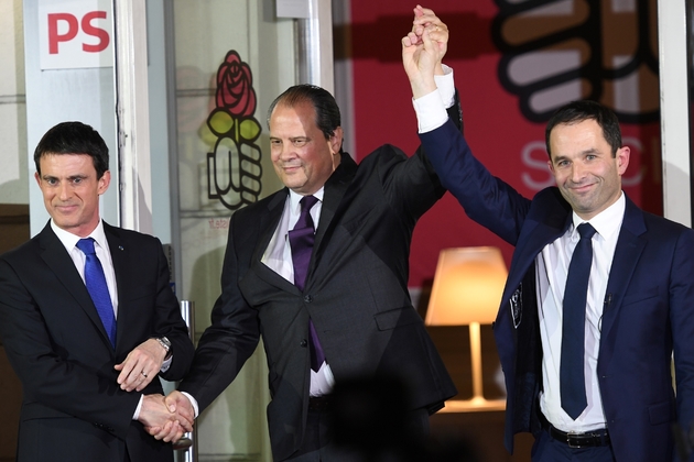 Le leader du PS Jean-Christophe Cambadélis (c) avec Manuel Valls (g) et Benoît Hamon le 29 janvier 2017 à Paris après les primaires socialistes