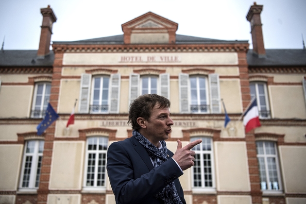 Le maire de  Bray-sur-Seine et directeur de l'association France Fraternité, Emmanuel Marcadet, devant la mairie de sa ville, le 10 février 2020