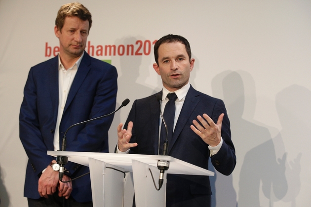 Le candidat socialiste à la présidentielle Benoît Hamon (d) et l'écologiste Yannick Jadot à Paris, le 26 février 2017