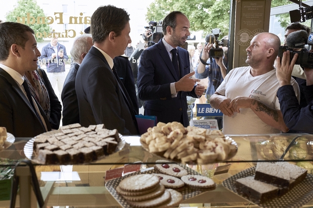 Edouard Philippe rencontre un boulanger lors d'un déplacement à Dijon, le 5 septembre 2017