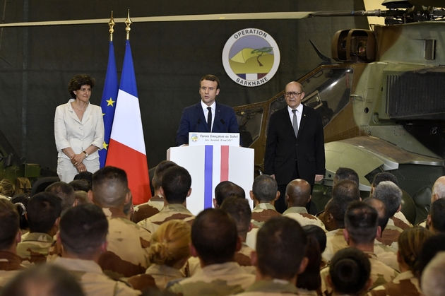 Le président Emmanuel Macron (c), la ministre de la Défense Sylvie Goulard (g) et le ministre des Affaires étrangères Jean-Yves Le Drian, lors d'une visite aux troupes de l'opération Barkhane, le 19 mai 2017 à Gao, dansz le nord du Mali