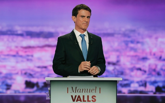 Manuel Valls sur le plateau de TF1 lors du débat télévisé entre les candidats à la primaire du PS, le 12 janvier 2017 à La-Plaine Saint-Denis