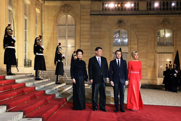 Emmanuel Macron (2e d) et sa femme Brigitte avec le couple présidentiel chinois Xi Jinping (2nd L) et Peng Liyuan , sur le perron de l'Elysée, le 25 mars 2019