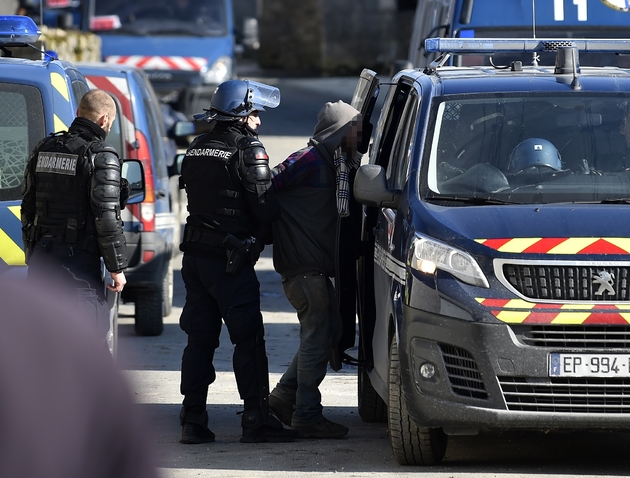 Les gendarmes emmènent un membre de la 