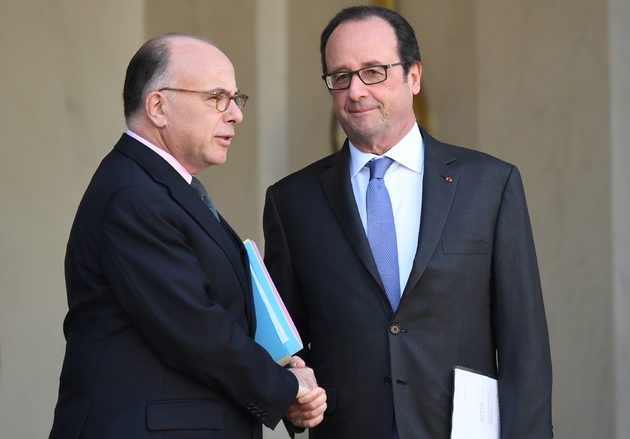 Bernard Cazeneuve et François Hollande sur le perron de l'Elysée le 7 décembre 2016 à Paris