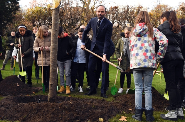 Le Premier ministre Edouard Philippe (c), le 28 novembre 2017 dans le jardin de l'hôtel Matignon à Paris