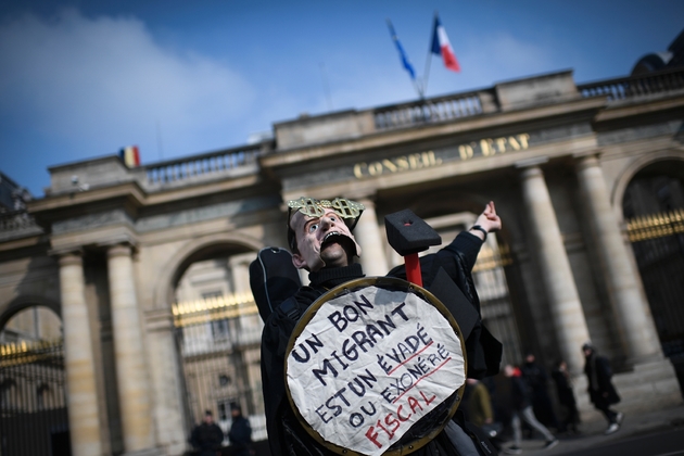Un manifestant proteste contre le projet de loi sur l'asile et l'immigration, le 21 février 2018 à Paris