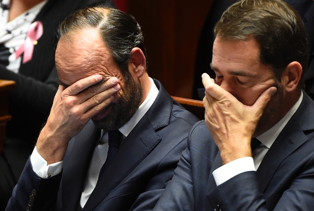 Le Premier ministre Edouard Philippe (g) et le secrétaire d'Etat aux Relations avec le Parlement Christophe Castaner, lors d'une séance de questions au gouvernement à l'Assemblée nationale, le 10 octobre 2017