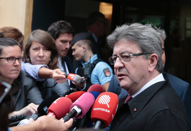Jean-Luc Mélenchon parle aux journalistes devant l'Assemblée nationale le 27 juin 2017