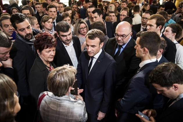Le président Emmanuel Macron entouré de jeunes agriculteurs dont leur président Jérémy Decerle (c, g) et le ministre de l'Agriculture Stéphane Travert (c, d), lors d'une rencontre à l'Elysée le 22 février 2018
