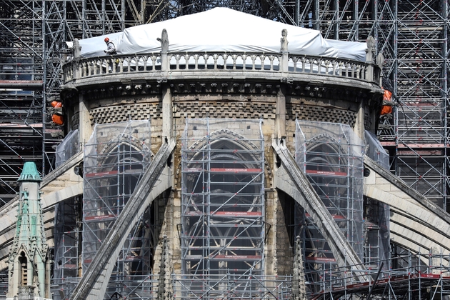 Des ouvriers sur le chantier de restauration de Notre-Dame gravement endommagée par un incendie, le 7 mai 2019 à Paris