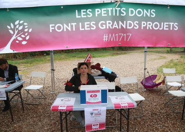 Photo prise le 1er juillet 2017 à Reuilly d'une militante avant un meeting de l'ancien candidat socialiste à la présidentielle Benoît Hamon qui lance à Paris le 
